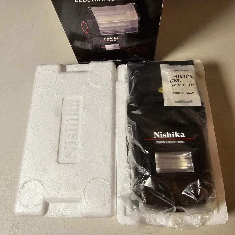 NEW Nishika N8000 Accessory Set Twin Light 3010 Flash Case Lens Cleaning Kit
